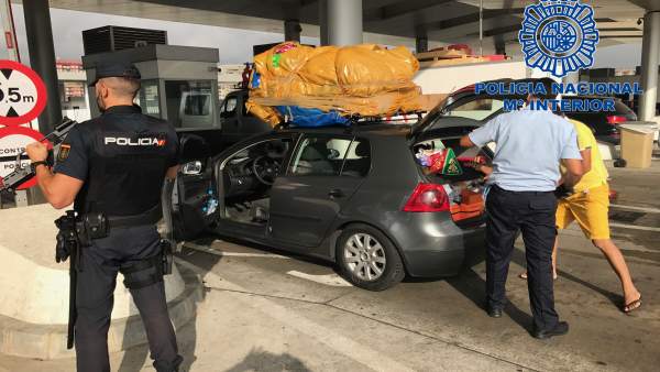 Agentes de la Policía Nacional durante un control en la Operación MINERVA Agentes de la Policía Nacional durante un control en la Operación MINERVA