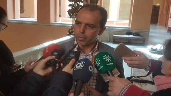 Millán atiende a los medios. Millán atiende a los medios.