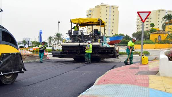 Asfaltado calles máquinas grava operario trabajador estepona asfalto obras Asfaltado calles máquinas grava operario trabajador estepona asfalto obras