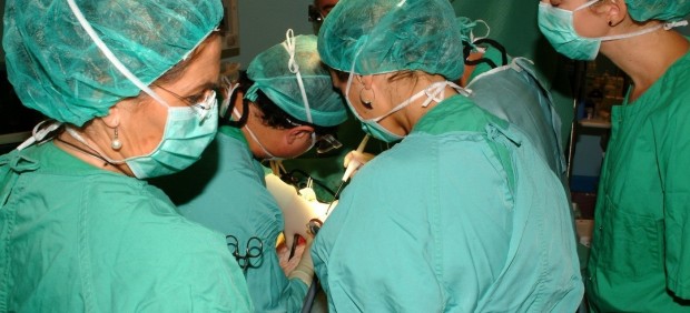 Médicos durante un trasplante en el quirófano