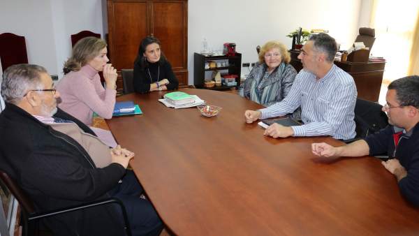 La subdelegada del Gobierno, Asunción Grávalos, con miembros de la AMO. La subdelegada del Gobierno, Asunción Grávalos, con miembros de la AMO.