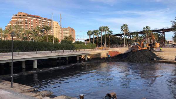 Limpieza de la desembocadura de la Rambla Limpieza de la desembocadura de la Rambla