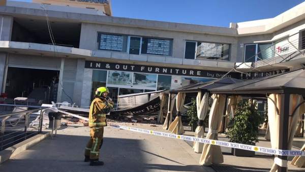 Valla publicitaria que se ha desplomado en Orihuela Costa Valla publicitaria que se ha desplomado en Orihuela Costa