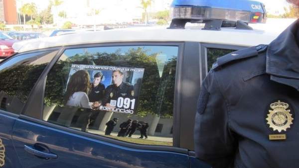 Coche de Policía con campaña contra la violencia de género Coche de Policía con campaña contra la violencia de género