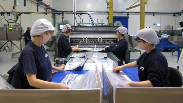 Trabajadores en una fábrica Trabajadores en una fábrica