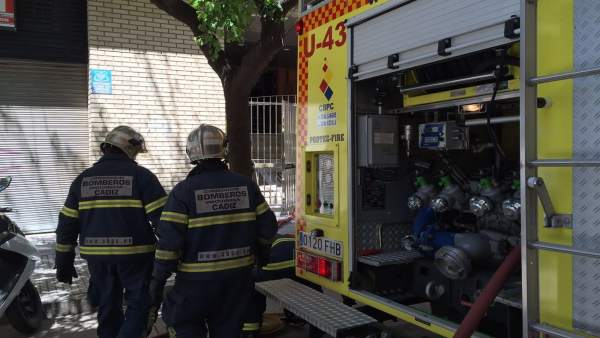 Intervención de los bomberos de Cádiz en el incendio de una vivienda Intervención de los bomberos de Cádiz en el incendio de una vivienda