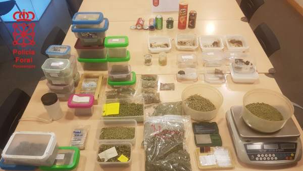 Droga y enseres incautados. Droga y enseres incautados.