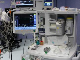 Mesa de anestesia de un hospital.