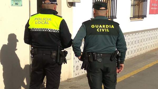 Agentes de la Policía Local y Guardia Civil en San Juan del Puerto. Agentes de la Policía Local y Guardia Civil en San Juan del Puerto.