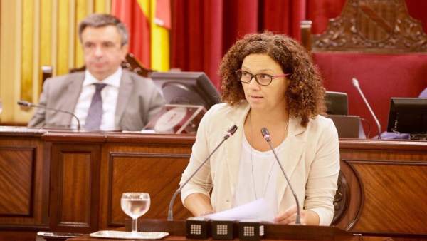 Catalina Cladera en el pleno del Parlament Catalina Cladera en el pleno del Parlament