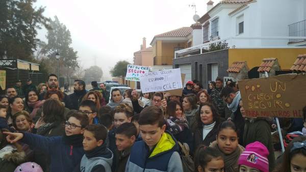 Concentración en El Cuervo por el desplome del colegio. Concentración en El Cuervo por el desplome del colegio.
