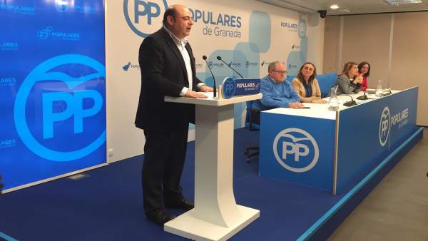 El presidente del PP de Granada, Sebastián Pérez, en rueda de prensa El presidente del PP de Granada, Sebastián Pérez, en rueda de prensa