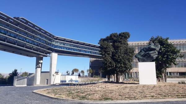 Pasadizo elevado que conecta los dos edificios de la EUIPO con la ampliación Pasadizo elevado que conecta los dos edificios de la EUIPO con la ampliación
