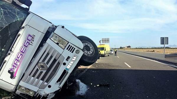 Vuelco camión carretera, accidente Vuelco camión carretera, accidente