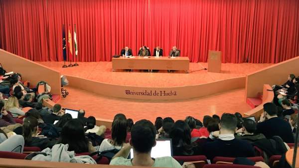 El doctor en Medicina y en Neurociencia ofrece una conferencia en la UHU. El doctor en Medicina y en Neurociencia ofrece una conferencia en la UHU.