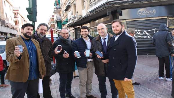 Carmona (segundo por la dcha.) y responsables del CCA de La Viñuela y de Utepils Carmona (segundo por la dcha.) y responsables del CCA de La Viñuela y de Utepils