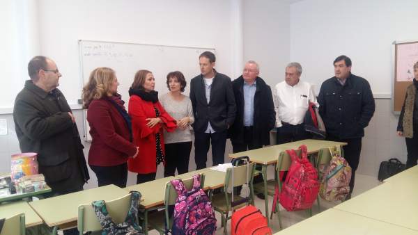 Mayte Pérez visita las nuevas instalaciones del colegio Miguel Vallés de Teruel Mayte Pérez visita las nuevas instalaciones del colegio Miguel Vallés de Teruel