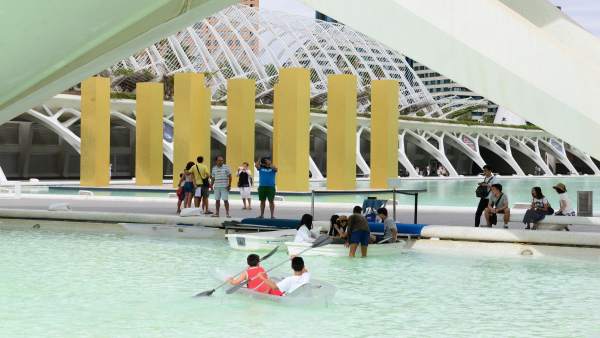 Turistas en las actividades de la Ciudad de las Artes y las Ciencias de València Turistas en las actividades de la Ciudad de las Artes y las Ciencias de València