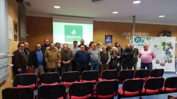 Pedro García con los 20 trabajadores que se han jubilado durante 2017 Pedro García con los 20 trabajadores que se han jubilado durante 2017