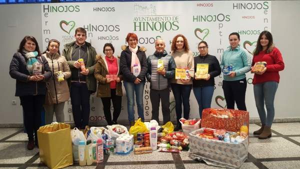 Donan alimentos para los asentamientos de Lucena del Puerto. Donan alimentos para los asentamientos de Lucena del Puerto.