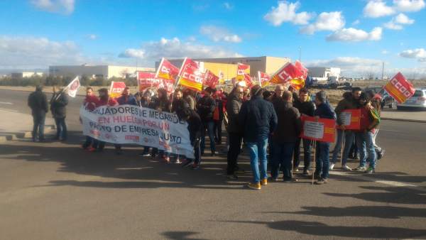 Trabajadores secundan la primera jornada de paros en Megasider. Trabajadores secundan la primera jornada de paros en Megasider.