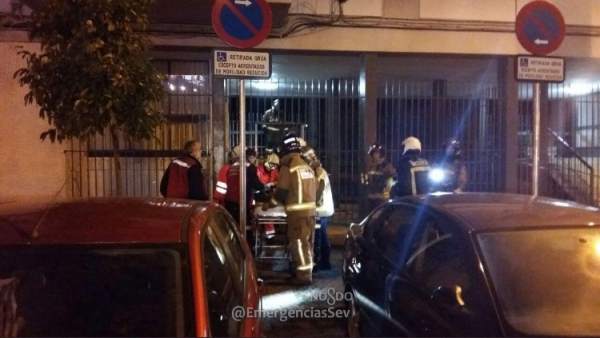 Emergencias asiste a una mujer en un incendio en la avenida Kansas City Emergencias asiste a una mujer en un incendio en la avenida Kansas City