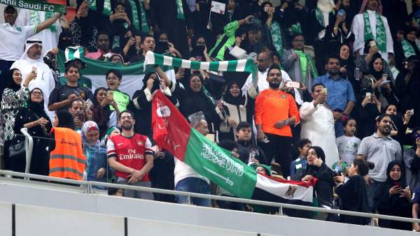 Las mujeres asisten a un partido de fútbol en Arabia Saudí por primera vez en la historia Las mujeres asisten a un partido de fútbol en Arabia Saudí por primera vez en la historia