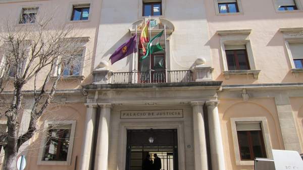 Fachada de la Audiencia Provincial de Jaén en una imagen de archivo. Fachada de la Audiencia Provincial de Jaén en una imagen de archivo.