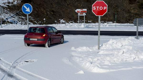 Un coche circula en el norte de España Un coche circula en el norte de España