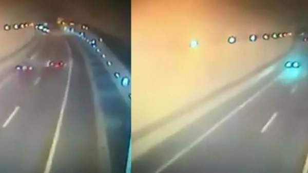 Un coche circula en dirección contraria Un coche circula en dirección contraria