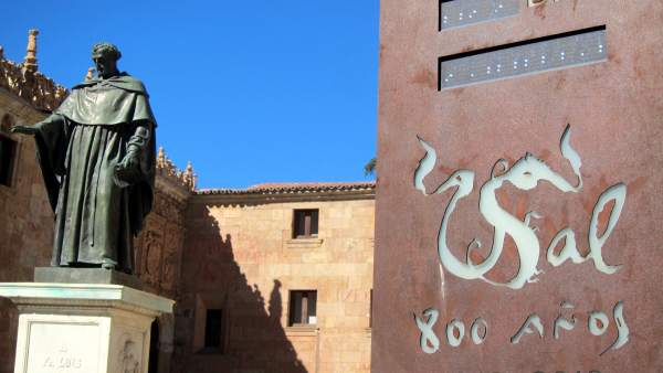 Salamanca.- Monolito que recuerda la proximidad del VIII Centenario en la Usal Salamanca.- Monolito que recuerda la proximidad del VIII Centenario en la Usal