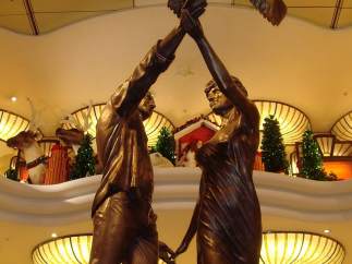 La estatua de bronce dedicada a la princesa Diana de Gales y su amigo Dodi Al Fayed