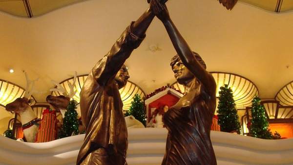 La estatua de bronce dedicada a la princesa Diana de Gales y su amigo Dodi Al Fayed La estatua de bronce dedicada a la princesa Diana de Gales y su amigo Dodi Al Fayed