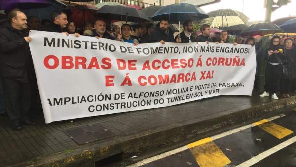 Concentración en A Coruña para reclamar la mejora de los accesos a la ciudad Concentración en A Coruña para reclamar la mejora de los accesos a la ciudad