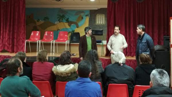 Reunión del alcalde de Coria del Río (Sevilla) con vecinos de La Paz Reunión del alcalde de Coria del Río (Sevilla) con vecinos de La Paz