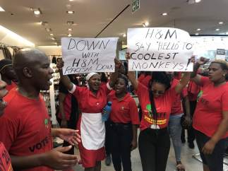 Los manifestantes de la organización Economic Freedom Fighters (EFF) atacaron seis tiendas de H&M