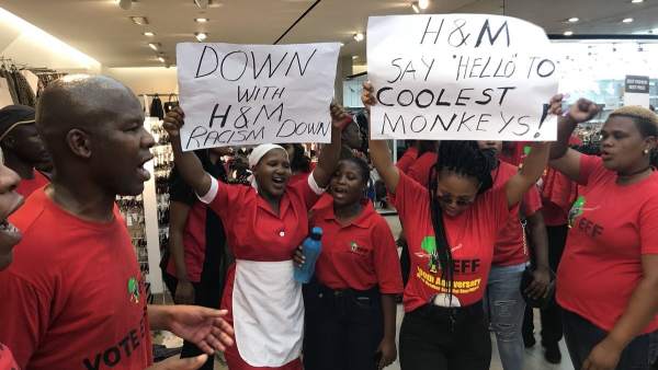 Los manifestantes de la organización Economic Freedom Fighters (EFF) atacaron seis tiendas de H&M Los manifestantes de la organización Economic Freedom Fighters (EFF) atacaron seis tiendas de H&M