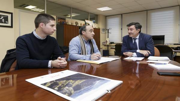 Reunión Francisco Fernández Mañanes y el alcalde de Rasines Reunión Francisco Fernández Mañanes y el alcalde de Rasines