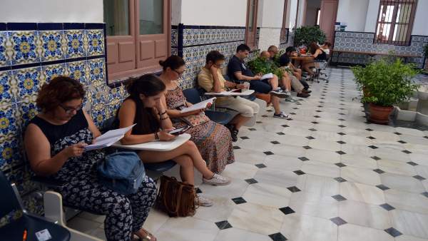 Estudiantes preparan exámenes Estudiantes preparan exámenes