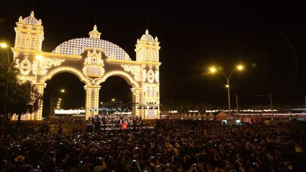 Encendido de la portada y alumbrado de la Feria de Abril 2016 Encendido de la portada y alumbrado de la Feria de Abril 2016