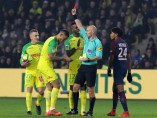El árbitro francés que dio una patada a un jugador y después le expulsó es suspendido