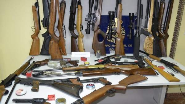 Armas incautadas al detenido. Armas incautadas al detenido.