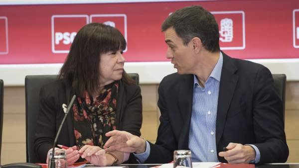 La presidenta del PSOE, Cristina Narbona, junto a Pedro Sánchez, secretario general del partido, este lunes en Ferraz. La presidenta del PSOE, Cristina Narbona, junto a Pedro Sánchez, secretario general del partido, este lunes en Ferraz.