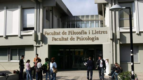 La Facultad de Filosofía y Letras de la UAB La Facultad de Filosofía y Letras de la UAB