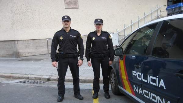 Dos agentes salvan la vida a un hombre Dos agentes salvan la vida a un hombre
