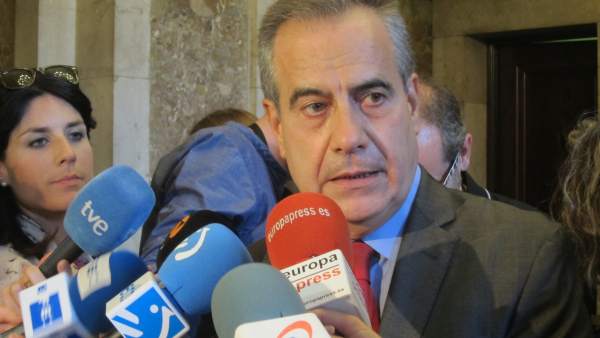 Celestino Corbacho (PSC) atendiendo a los medios de comunicación. Celestino Corbacho (PSC) atendiendo a los medios de comunicación.