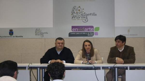 Ruiz (centro), durante la entrega de resoluciones Ruiz (centro), durante la entrega de resoluciones