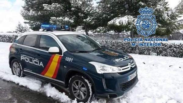 Coche Policía Nacional de Granada con nieve Coche Policía Nacional de Granada con nieve