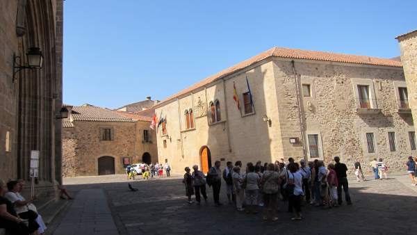 Un Grupo De Turistas En La Parte Antigua De Cáceres Un Grupo De Turistas En La Parte Antigua De Cáceres