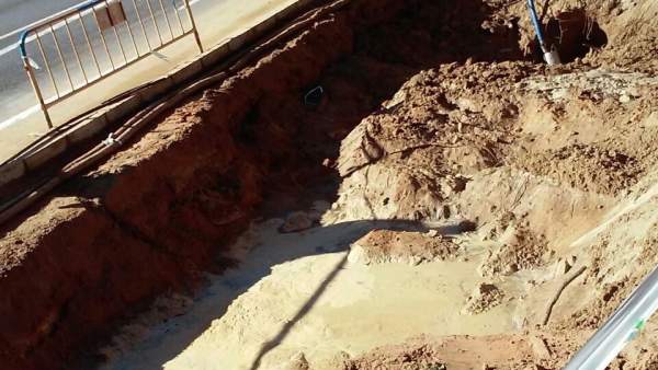 Avería en El Rompido, que arreglan operarios de Aqualia. Avería en El Rompido, que arreglan operarios de Aqualia.